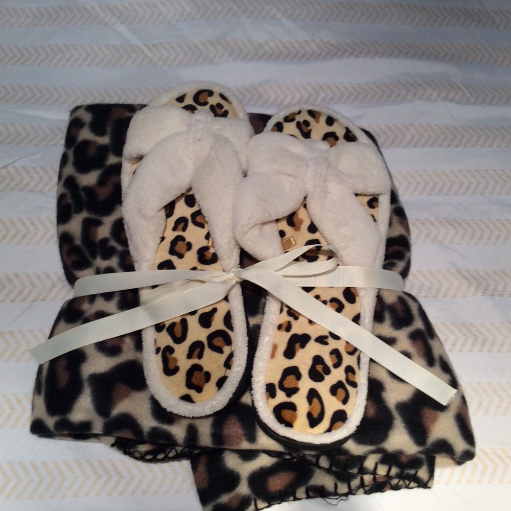 Fleece slippers & throw set